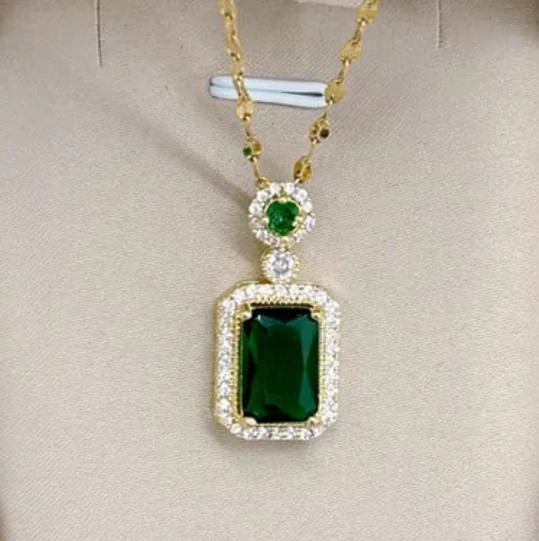 Green stone pendant necklace